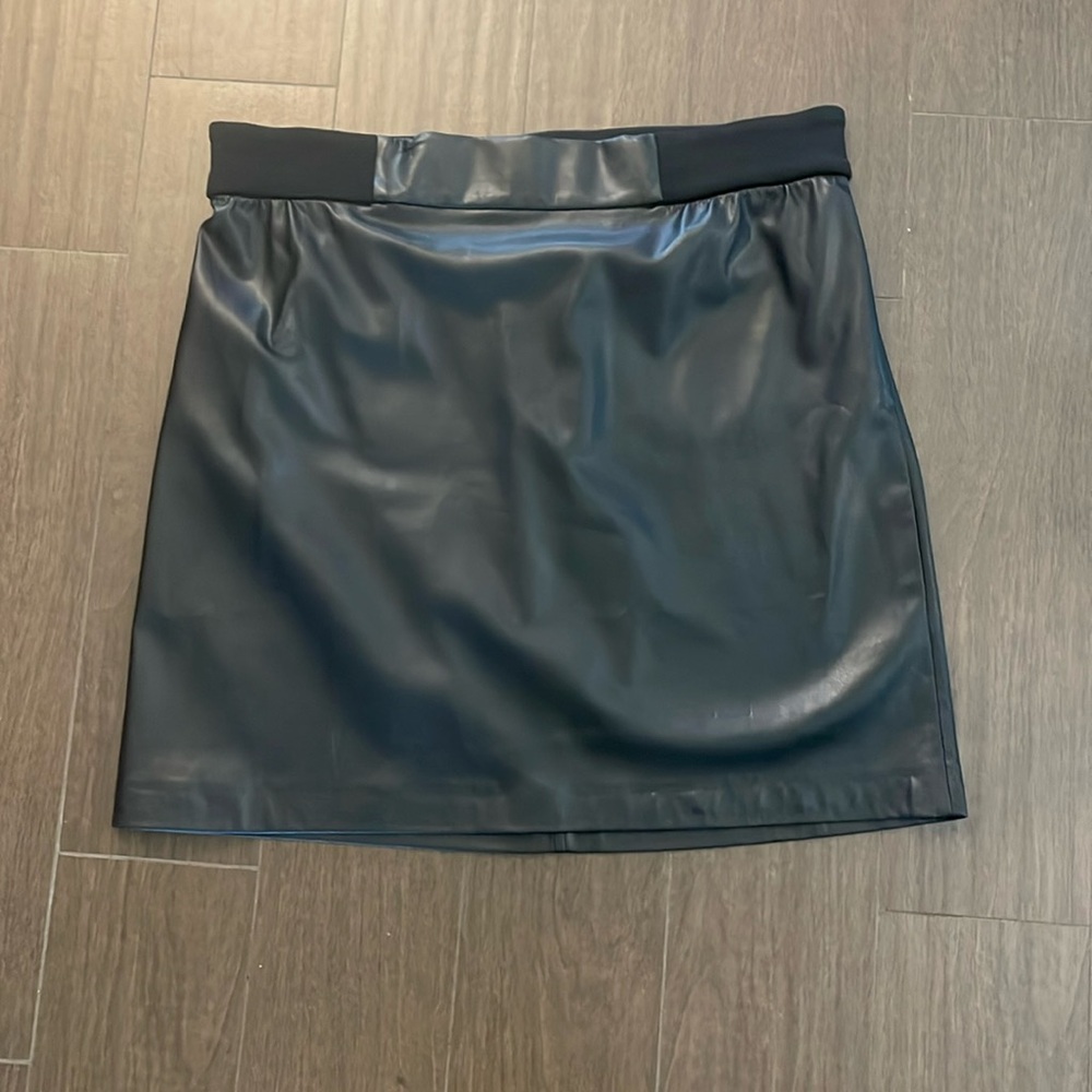 Calvin Klein vegan leather mini skirt   Black size XL